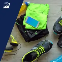 Laufausrüstung mit Schuhen, Kleidung, Kopfhörer und Getränken.