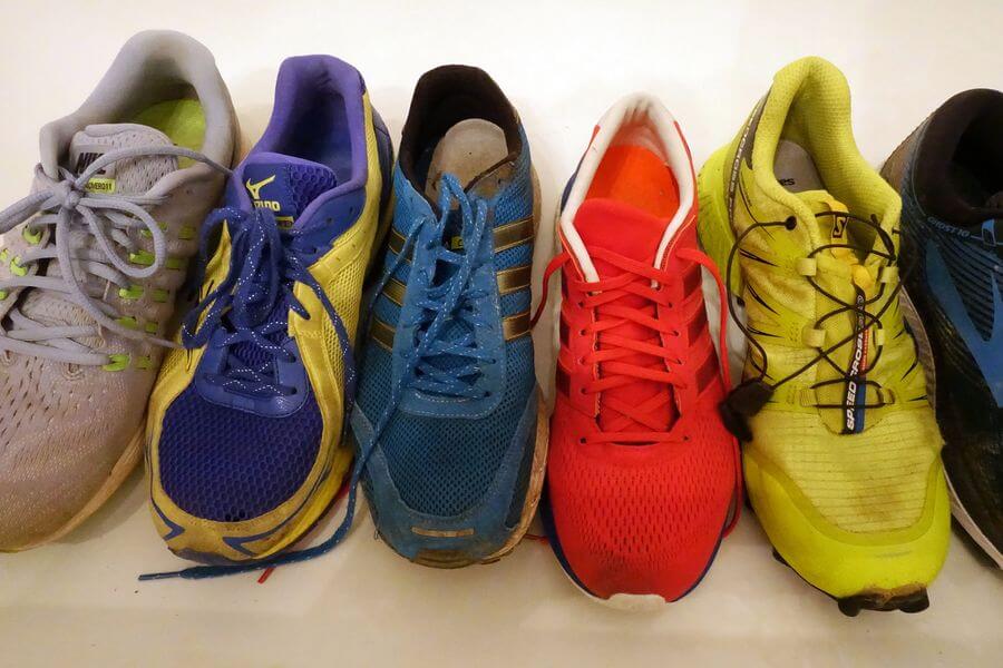 Das Bild zeigt unterschiedliche Laufschuhtypen. Der gelbe Schuh von Trailschuhe von -Salomon- ist pefekt für Trails. Ganz am Rand zwei typische Neutralschuhe. Die mittig platzierten Modelle von -Mizuno- und von -Adidas- (2 x) sind hingegen sehr leichte Schuhe und ideal für den Wettkampf