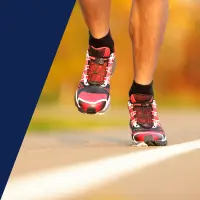 Die Beine eines Läufers beim Laufen auf dem Asphalt