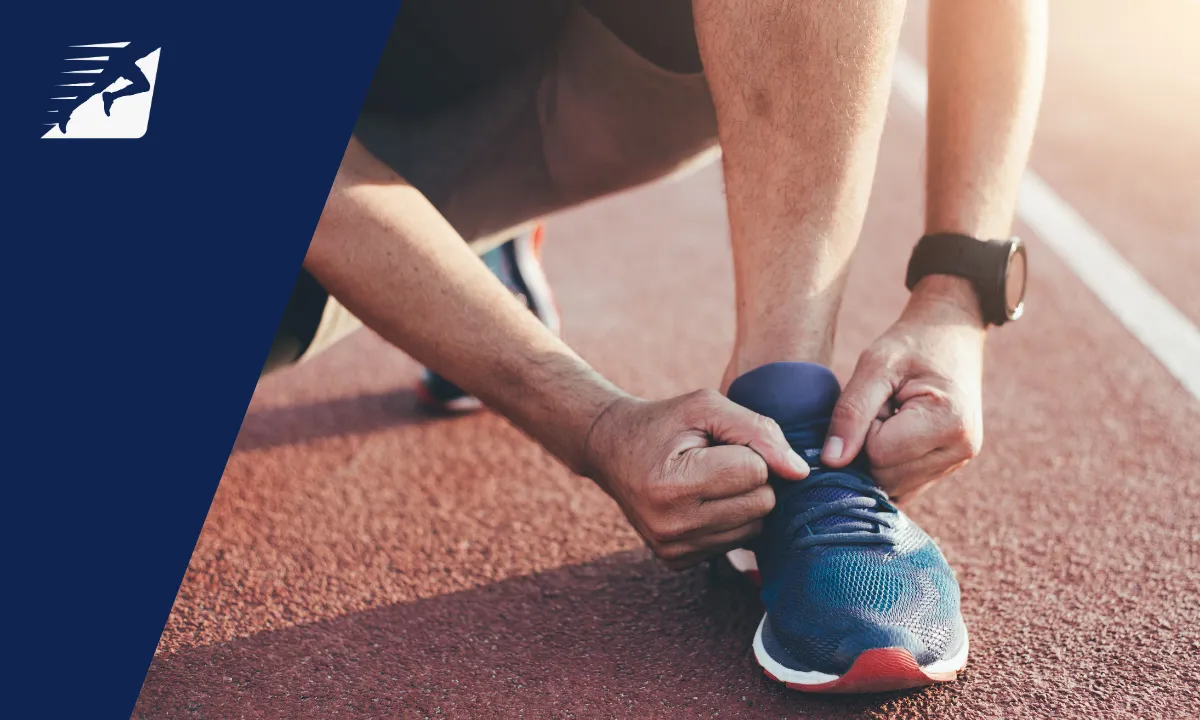 Ein Mann bindet seinen Laufschuh