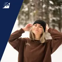 Eine Frau mit einer Sweatjacke