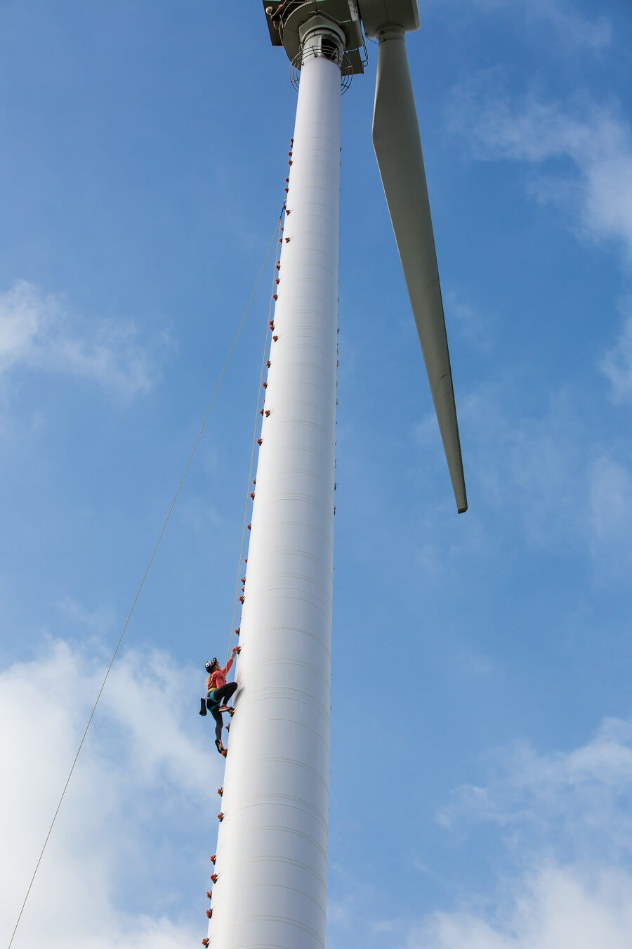 Jessica Pilz auf der Kletterroute am Windrad. Foto: Astrid Knie