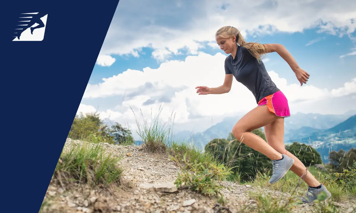 Eine Läuferin bei einem Berglauf