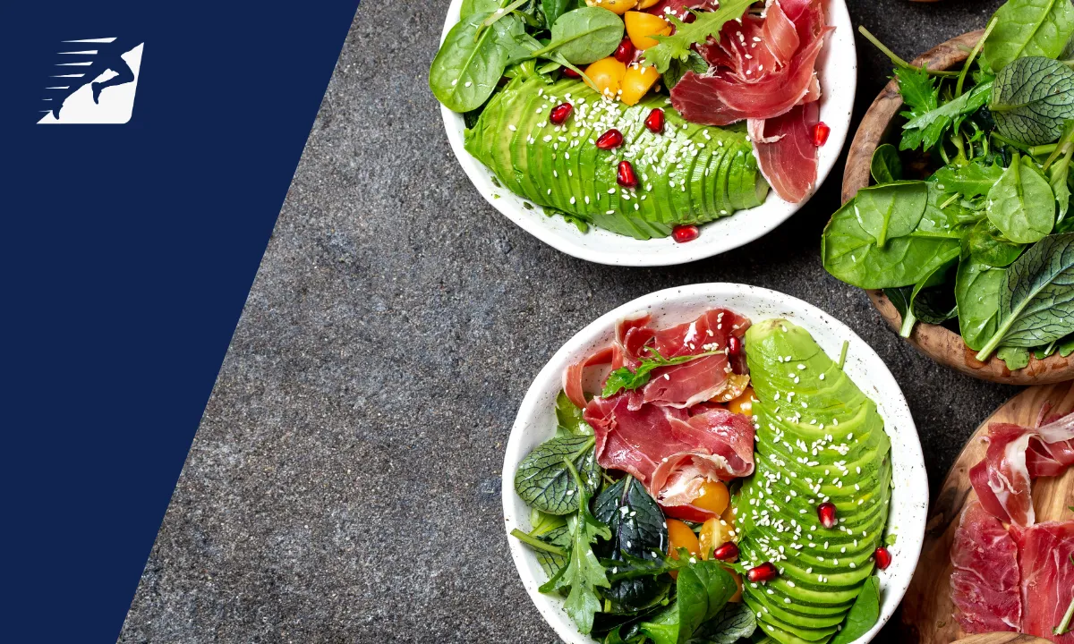 Mehrere Teller mit ketogenen Lebensmitteln