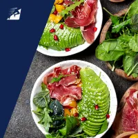 Mehrere Teller mit ketogenen Lebensmitteln