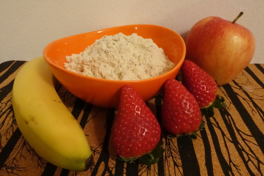 Obst mit Proteinpulver
