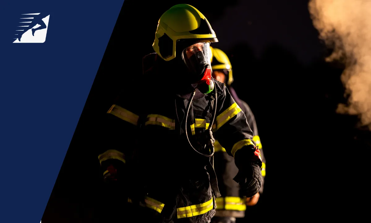 Ein Feuerwehrmann mit Schutzmaske