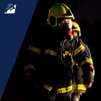 Ein Feuerwehrmann mit Schutzmaske