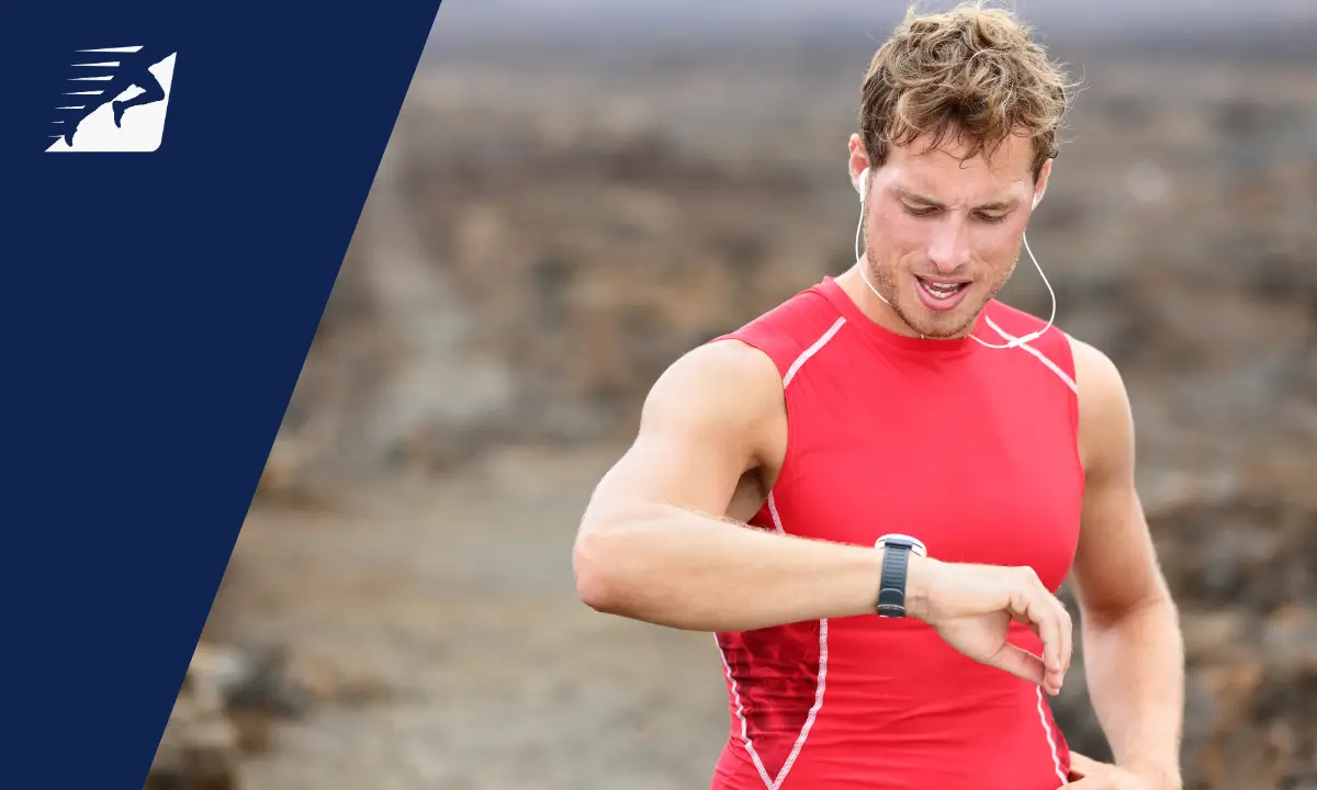 Ein Läufer blickt auf die Uhr