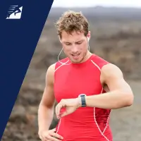 Ein Läufer blickt auf die Uhr