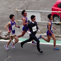 Dieser Läufer bewältigte die 21,1 km in einer Weltklassezeit - und das mit Anzug! Foto (C) twitter