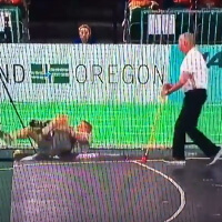 Schmerzhaft endete der Abend für einen Fotografen bei der Leichtathletik-WM