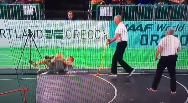 Schmerzhaft endete der Abend für einen Fotografen bei der Leichtathletik-WM