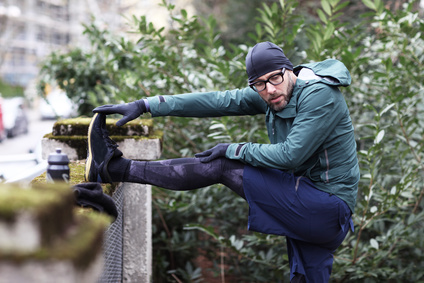 Im Idealfall bleibt beim winterlichen Joggen nur das Gesicht unbedeckt. Vollhandschuhe, wie bei diesem Herrn müssen es nicht sein, Fingerlose reichen auch.