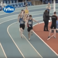 VIDEO: Gummiband kostet Läufer den Sieg