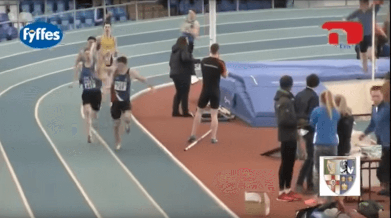 VIDEO: Gummiband kostet Läufer den Sieg