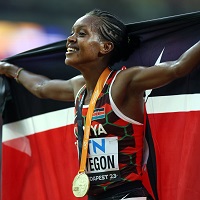 Faith Kipyegon triumphiert im WM-Finale über die 5.000 Meter.