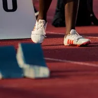 Spikes auf einer Leichtathletik-Laufbahn