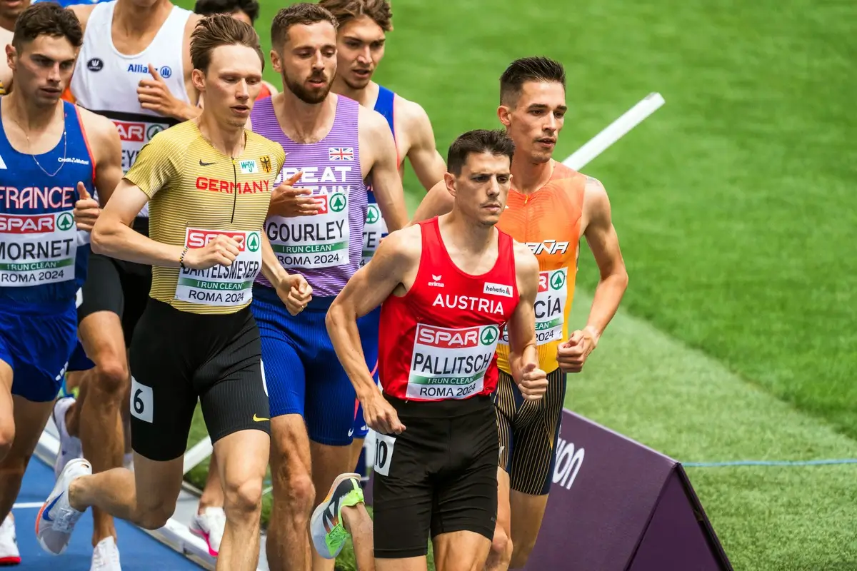 Ein Bild passend zur EM: Der Österreicher Raphael Pallitsch erreichte über die 1.500 Meter das Finale, der Deutsche Amos Bartelsmeyer hingegen nicht.
