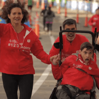 Beeindruckend: Vater läuft mit behindertem Sohn Marathons [+ VIDEO]