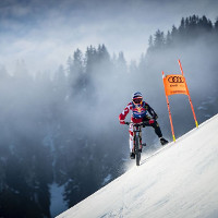 Tiroler rast mit Mountainbike die Streif hinab