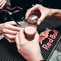 3 Personen trinken Alkohol