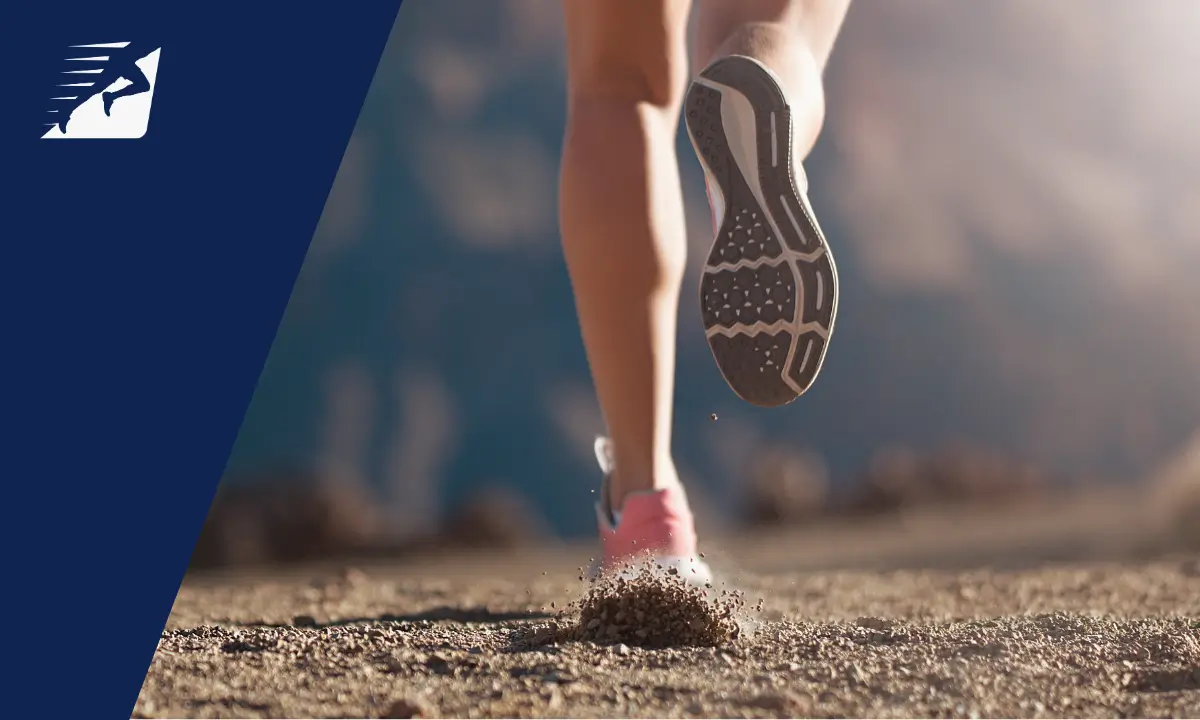 Die Füße eines Läufers beim Laufen auf Schotter