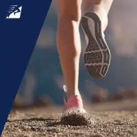 Die Füße eines Läufers beim Laufen auf Schotter