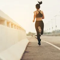 Eine Frau beim Laufen auf der Straße