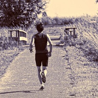 Der Rücken eines Läufers in der Natur