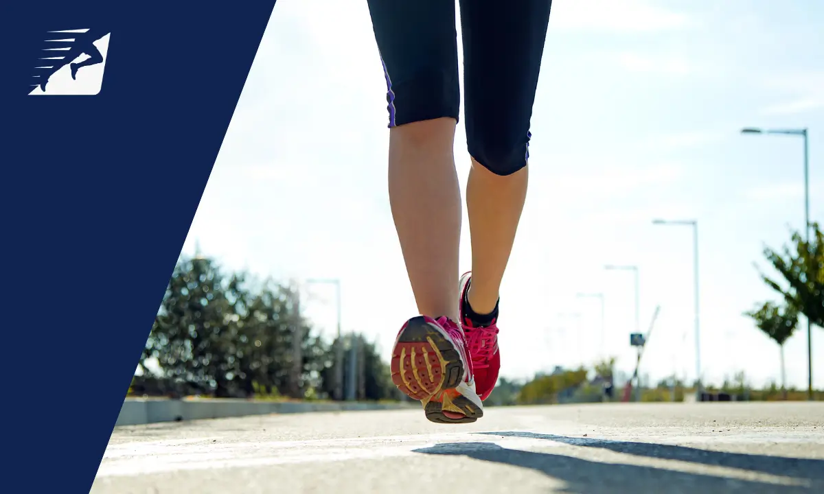 Die Beine einer Läuferin beim Laufen auf Asphalt