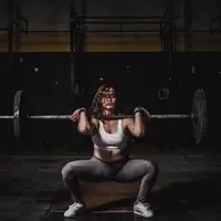 Eine Frau beim Gewichtheben