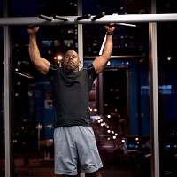 Ein gesunder Rücken: mit der Klimmzugstange für zu Hause!