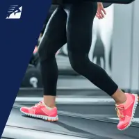 Eine Frau geht auf einem Laufband bergauf