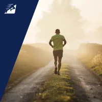 Ein Mann beim Laufen auf einem Feldweg