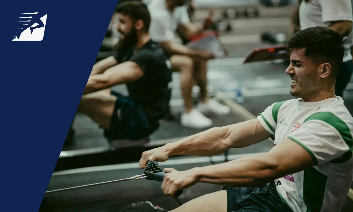 Ein Mann trainiert angestrengt an einem Rudergerät