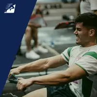 Ein Mann trainiert angestrengt an einem Rudergerät