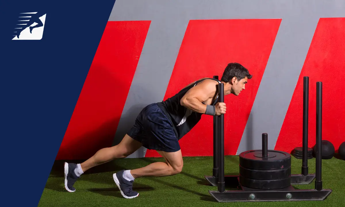 Ein gut trainierter Mann beim Sled Push Training für Hyrox