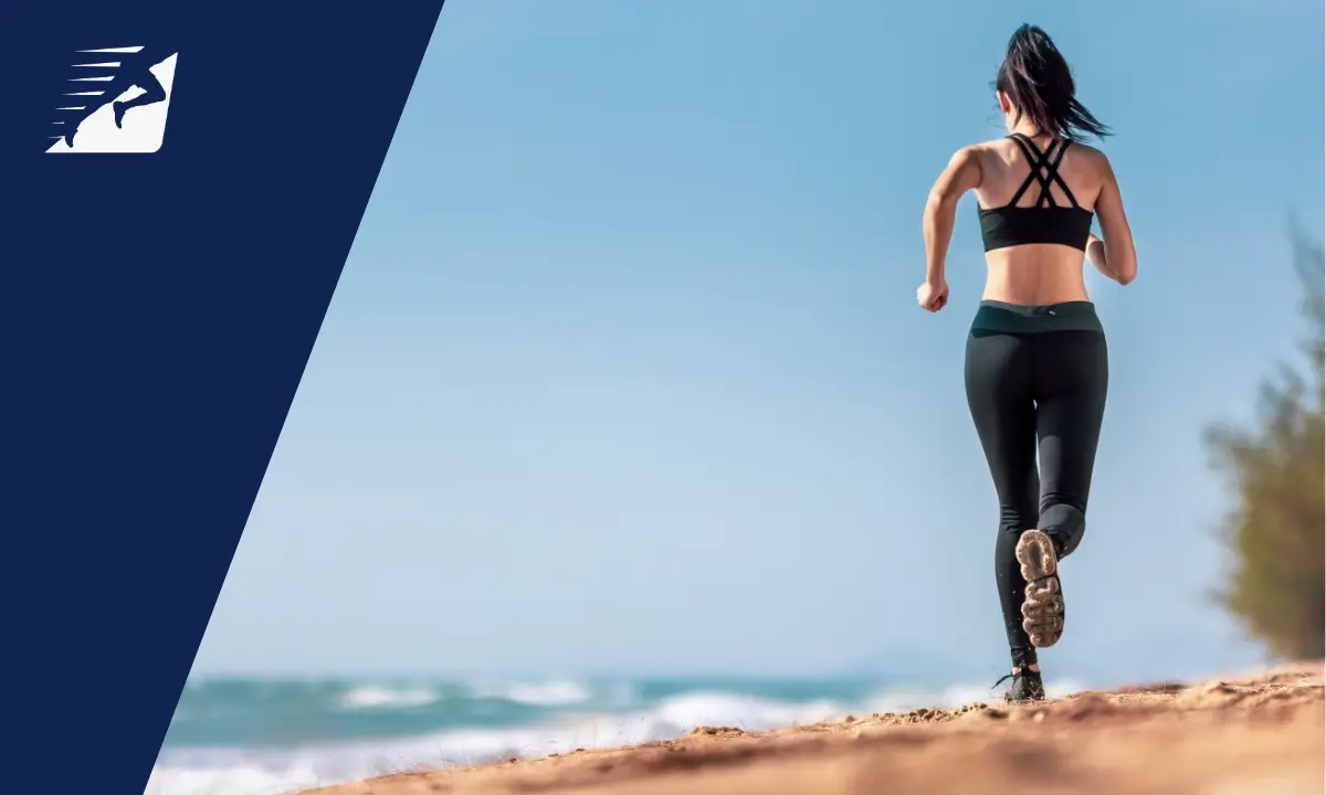 Eine Frau beim Laufen auf einem Strand