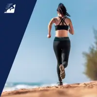 Eine Frau beim Laufen auf einem Strand