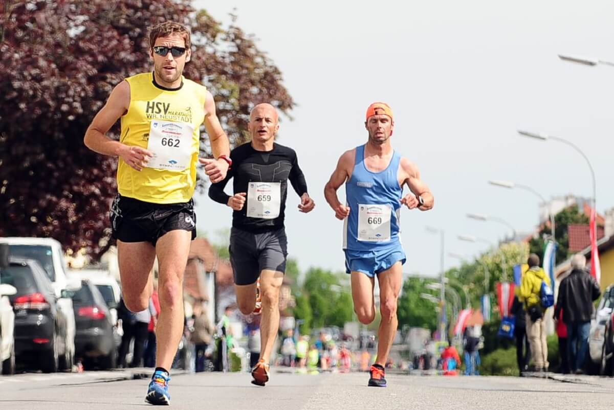 3 Läufer bei einem Wettkampf