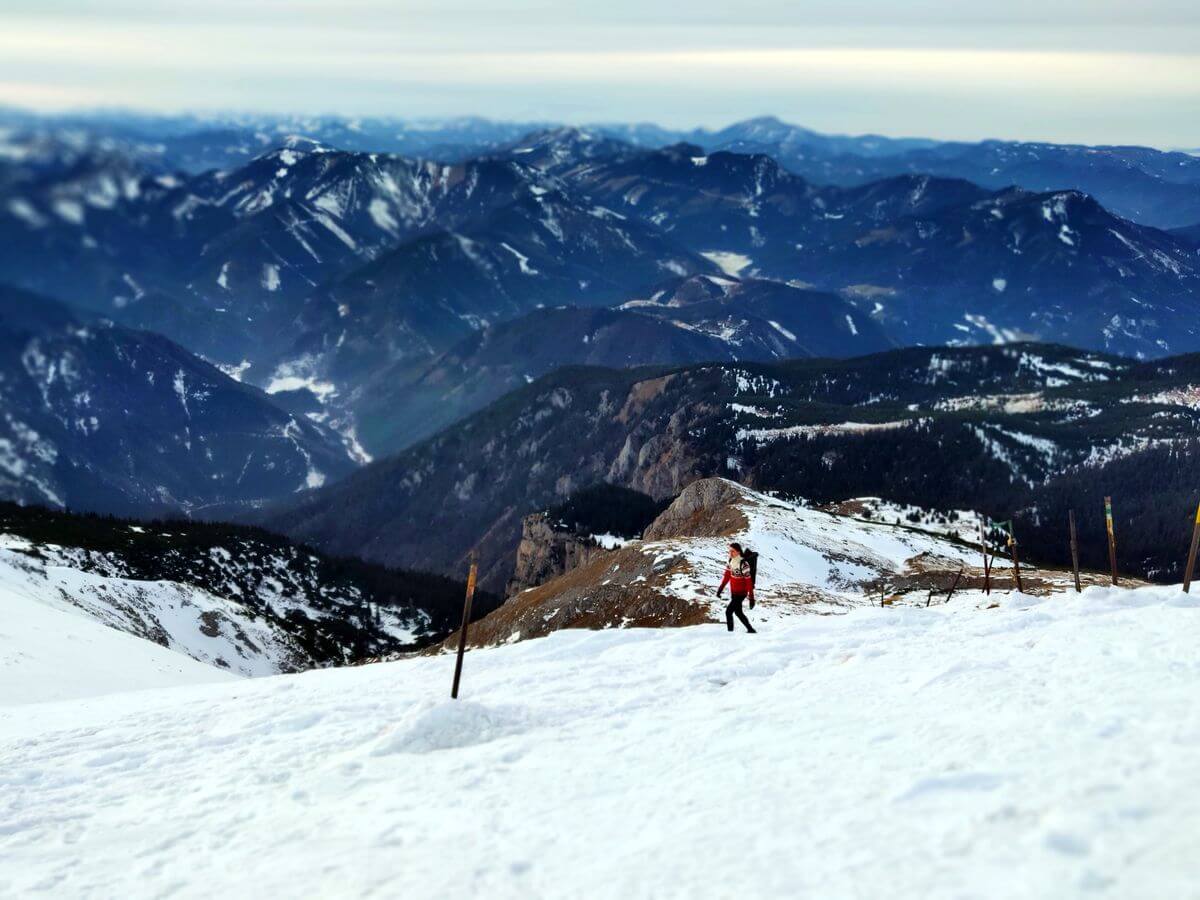 Wie man sich beim Wandern in den Bergen warm hält!