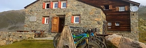Die Es-Cha Hütte ist mit der MTB erreichbar.