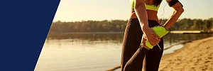 Eine Läuferin beim Dehnen am Strand