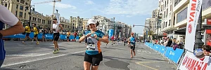 Eine Läuferin beim Valencia Marathon