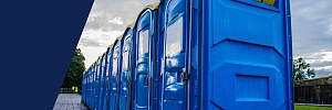 Toiletten in blauer Farbe im Freien