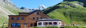 Die Lucknerhütte mit Blick auf den Großglockner in der Glocknergruppe