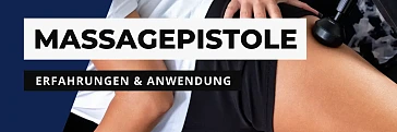 Eine Frau wird auf ihrem Oberschenkel mit einer Massagepistole massiert.