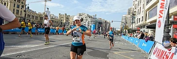 Eine Läuferin beim Valencia Marathon