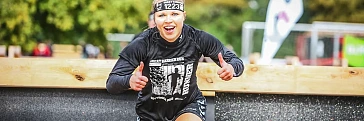 Eine Läuferin beim Obstacle City Run Göttingen